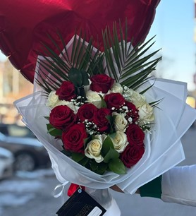 kırmızı beyaz gül, kalp uçan balon, gül buketi
