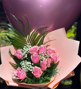 pembe gül buketi, pembe uçan balon, kalp balon