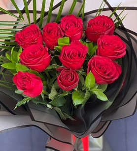 kırmızı gül buketi, siyah kağıt gül, romantik çiçek