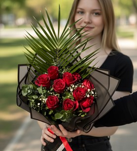 kırmızı gül buketi, siyah kağıt gül, romantik çiçek