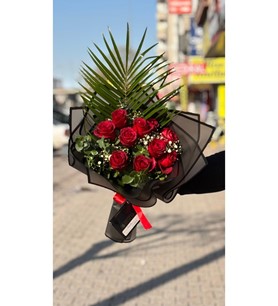 kırmızı gül buketi, siyah kağıt gül, romantik çiçek