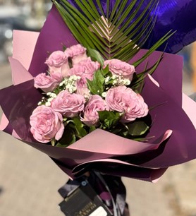 ithal lila gül, mor uçan balon, gül ve balon