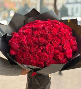 101 kırmızı gül, siyah paket gül, kırmızı gül buketi