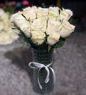 11 Beyaz Gül Vazoda