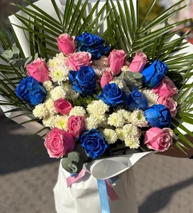 pembe mavi gül buketi, papatyalı gül, renkli gül buketi