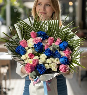 pembe mavi gül buketi, papatyalı gül, renkli gül buketi