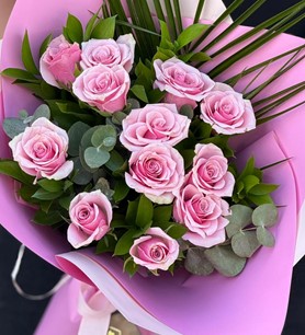 12 pembe gül, uçan kalp balon, pembe gül buketi fiyatı