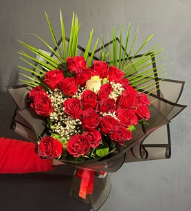 20 Kırmızı Gül 1 Beyaz Gül Buketi