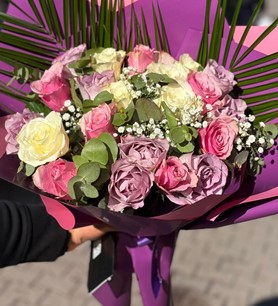 20 gül buketi, pembe lila beyaz gül, mor paketli gül, fenix 