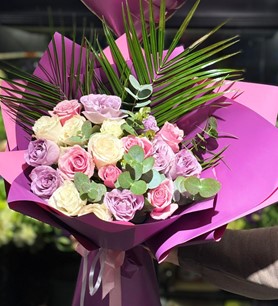 renkli gül buketi, mor paket gül, mor uçan balon