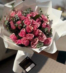 30 pembe gül, ithal gül buketi, beyaz paket gül