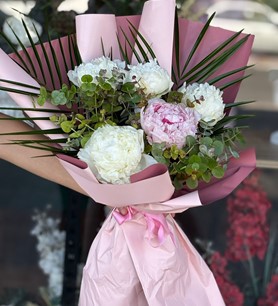 4 Beyaz 1 Pembe Şakayık Buketi