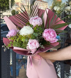 4 Pembe 1 Beyaz Şakayık Buketi