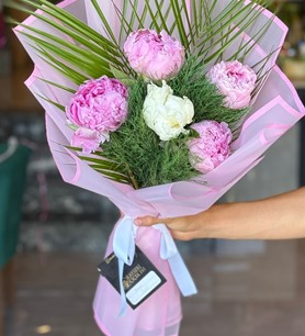 4 Pembe 1 Beyaz Şakayık Buketi