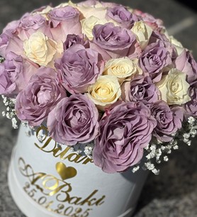 41 Lila ve Beyaz Gül Nişan Çiçeği