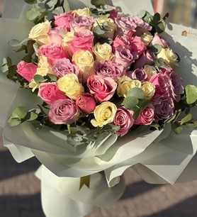 41 renkli gül, okaliptuslu buket, renkli gül buketi