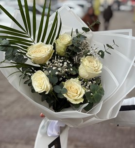 5 beyaz gül, beyaz kağıtta gül, beyaz gül buketi, 5