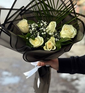 beyaz gül buketi, siyah paket gül, beyaz gül