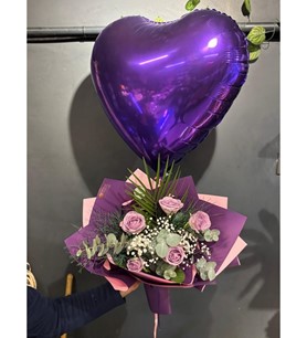 Lila gül buketi  Kalp balon hediyesi  İthal çiçek aranjmanı