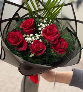 kırmızı gül buketi, siyah kağıt gül, romantik çiçek