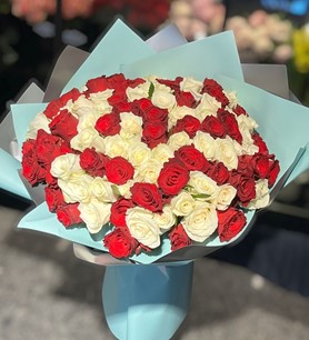 50 Beyaz 50 Kırmızı Gül Buketi