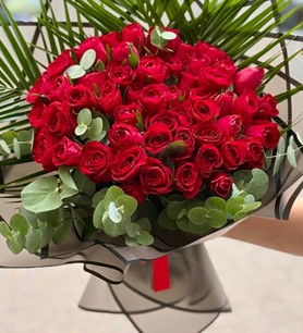 51 kırmızı gül, siyah paket gül, lüks gül buketi