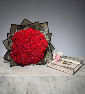 Yapay kadife gül, 60 adet kırmızı gül, cam kutu çikolata, 10