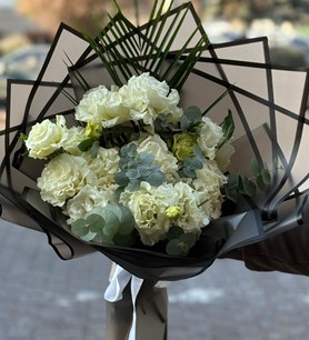 beyaz lisyantus buketi, siyah paket çiçek, lisyantus çiçek