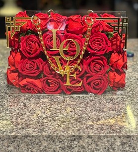 Pleksi kutuda gül, çantada çiçek tasarımı, gold zincirli gül