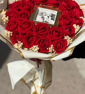 Çerçeveli kırmızı gül, kadife paketli çiçek, lüks kırmızı gü