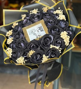 Siyah kadife gül, çerçeveli gül buketi, lüks siyah çiçek, çe