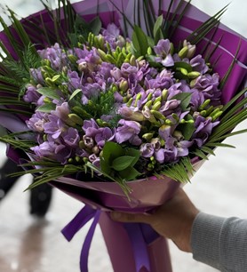 Mor frezya buketi, frezya çiçek buketi, kokulu çiçek buketi