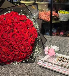 Yapay kadife gül, 60 adet kırmızı gül, cam kutu çikolata, 10