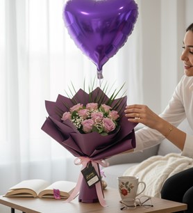 Lila gül buketi  Kalpli balonlu çiçek  Romantik çiçek gönder