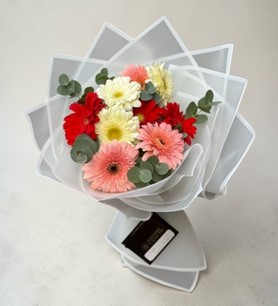 Renkli gerbera buketi, karışık çiçek siparişi, kutu çikolata