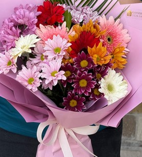 Renkli çiçek buketi, gerbera krizantem tasarımı, karışık bah
