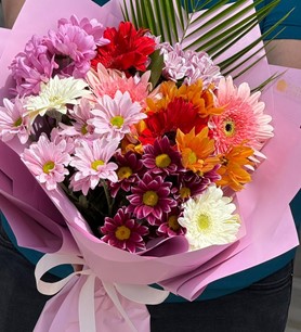 Renkli çiçek buketi, gerbera krizantem tasarımı, karışık bah