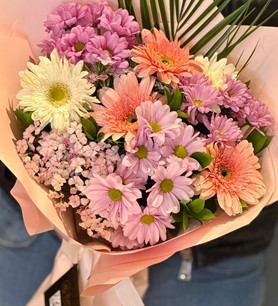 Pastel çiçek buketi, pembe gerbera tasarımı, krizantem aranj