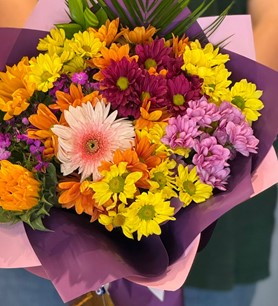 Renkli krizantem buketi, gerbera aranjmanı, karışık bahar çi