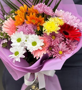 Renkli çiçek buketi, gerbera krizantem tasarımı, karışık bah