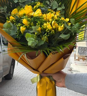 Sarı frezya buketi, kokulu frezya gönder, taze sarı çiçekler