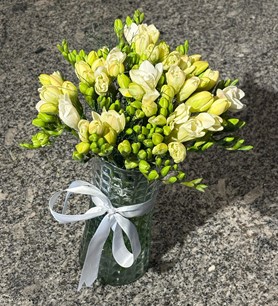 Vazoda beyaz frezya, cam vazoda çiçek, kokulu beyaz çiçekler