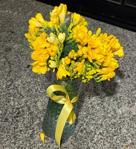 Vazoda sarı frezya, cam vazoda sarı çiçek, kokulu frezya ara